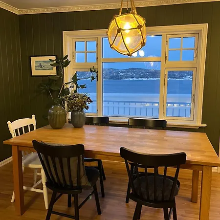 Idyllic House By The Fjords And Mountains *