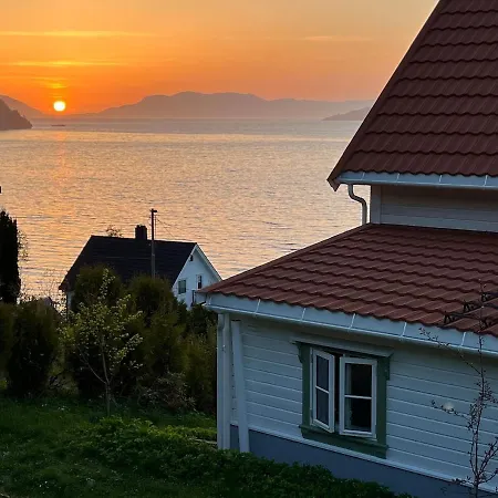 Idyllic House By The Fjords And Mountains Nyaraló