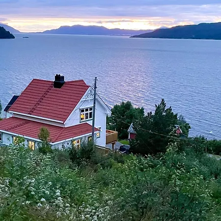 Idyllic House By The Fjords And Mountains *