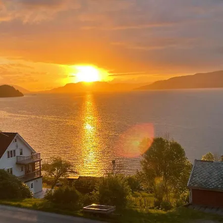 Idyllic House By The Fjords And Mountains Vakantiehuis